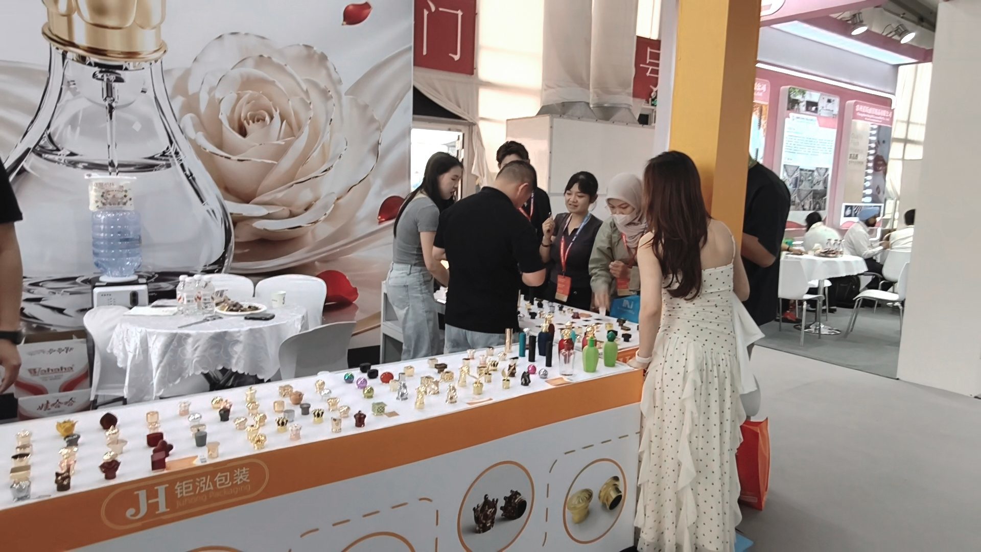 Ultimi blog aziendali su Juhong Packaging ottiene un grande successo alla CBE Shanghai 2026, presentando i cappucci per profumi Zamak di lusso di nuova generazione