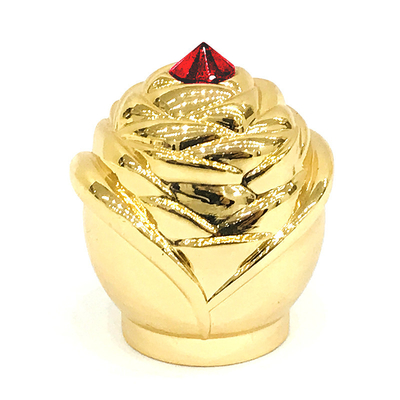 Tappi di bottiglia di lusso su ordinazione del profumo del metallo di Zamak di colore dell'oro con la pietra rossa