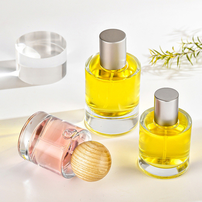 comprare I cosmetici trasparenti del Subpackage del profumo del cilindro della baionetta della bottiglia di vetro 30ml 50ml del profumo spruzzano la bottiglia con la copertura di legno online manufacture