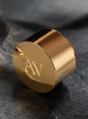 comprare Luxury Magnetic Zamak Perfume Cap with Custom Engraved Logo and Mirror Gold Finish fabbricazione online