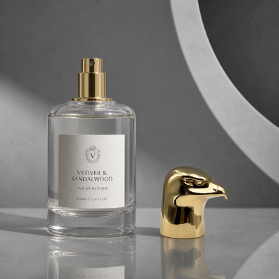 Acquistare Tappo di bottiglia di profumo con testa d'aquila integrata in oro lucido lucido all'ingrosso Pianura liscia con scultura di falco Chiusura in Zamac Logo con incisione personalizzata OEM Imballaggio di fragranze di lusso del Medio Oriente fabbricazione online