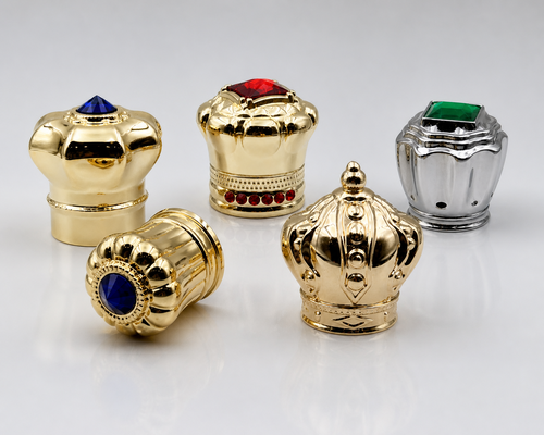 comprare Tappo per profumo di alta qualità a forma di corona in lega di zinco, lusso placcato oro, coperchio per flacone di profumo con decorazione di gemma blu, logo personalizzato fabbricazione online
