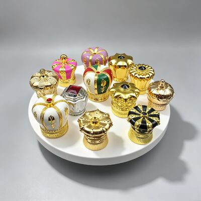 Acquistare FEA15 Corona di lega di zinco Cappucci per profumi Stili assortiti intagliati incisi in incisione Strass smalto dipinto Coperture di bottiglie di profumi in metallo di lusso Logo personalizzato OEM ODM Zamac Cappucci per profumi fabbricazione online