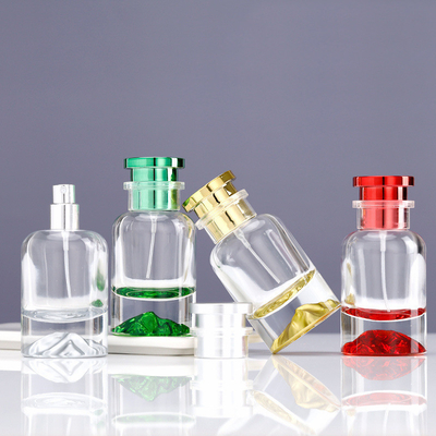 Bottiglia di profumo variopinta con i cappucci