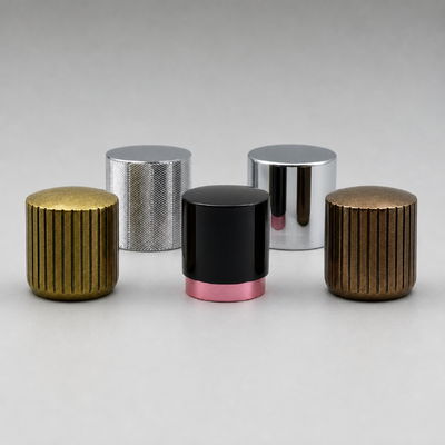 Tappo per profumo cilindrico zigrinato e costolato in zama finitura bronzo antico e argento bicolore, coperchio in metallo con logo personalizzato per flacone di fragranza