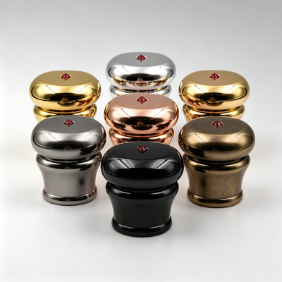 Fabbrica all'ingrosso intagliato diamante strass Zamac Cappuccio profumo Bulbo ovale Top Corpo curvo Metallo Copertura bottiglia profumo Multi Colori Logo personalizzato OEM